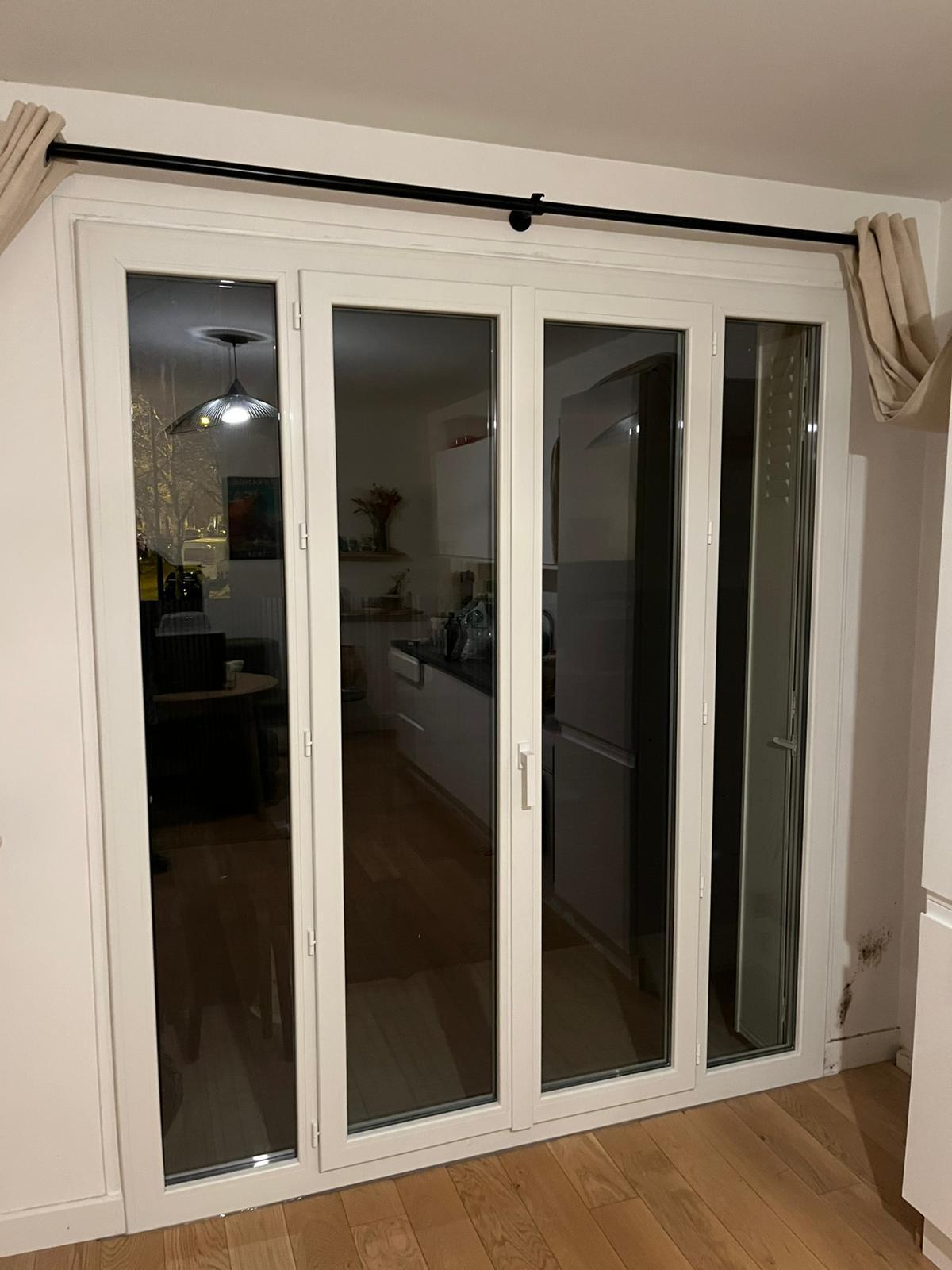 Fenêtre coulissante en aluminium noir avec grande baie vitrée offrant une vue panoramique